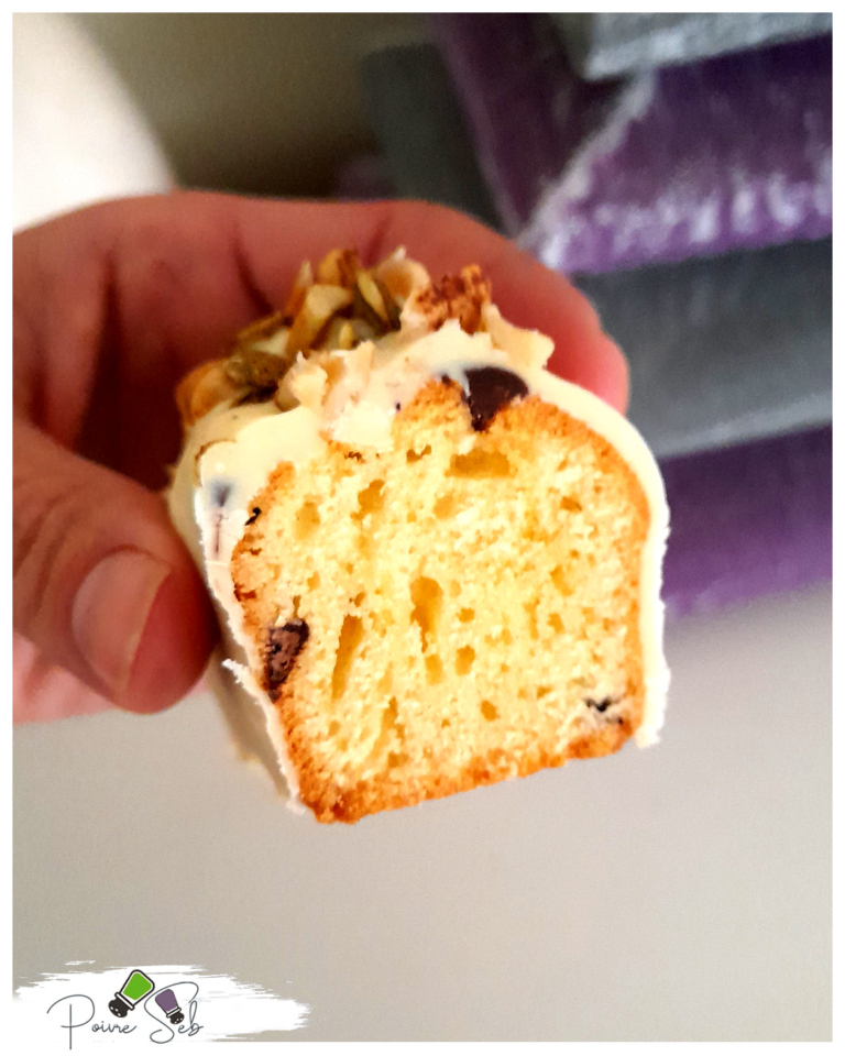 Mini quatre‑quarts moelleux : chocolat blanc pistache et pépites